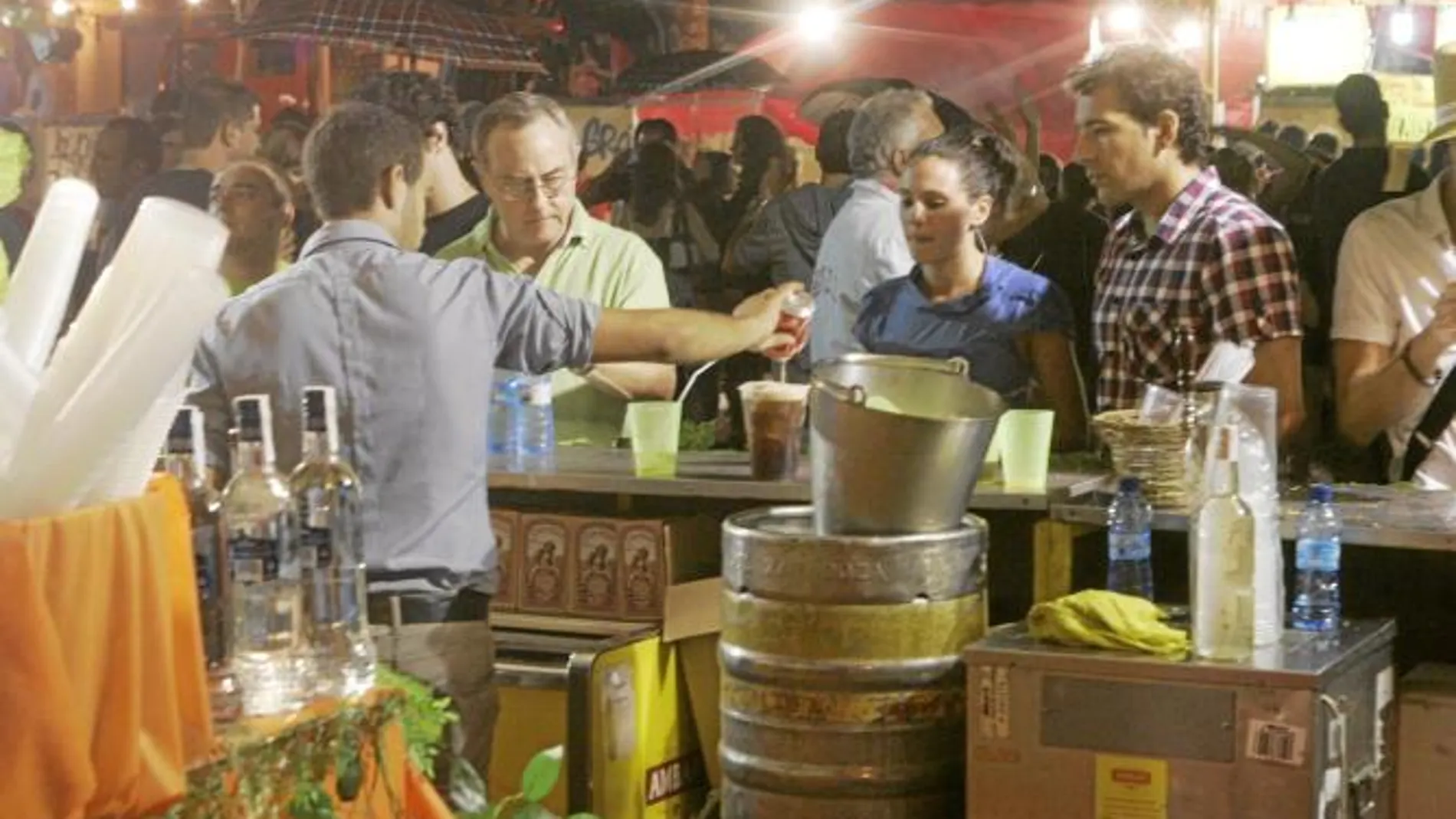 Las Fiestas de la Paloma de este año han desatado las críticas de los dueños de las barras de la Latina por una supuesta competencia desleal en tiempos de crisis
