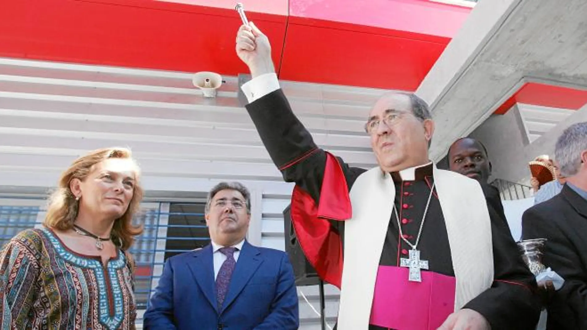 El alcalde, Juan Ignacio Zoido, presidió ayer –junto al arzobispo, Juan José Asenjo– la inauguración del nuevo Centro Social y de Promoción Don Bosco