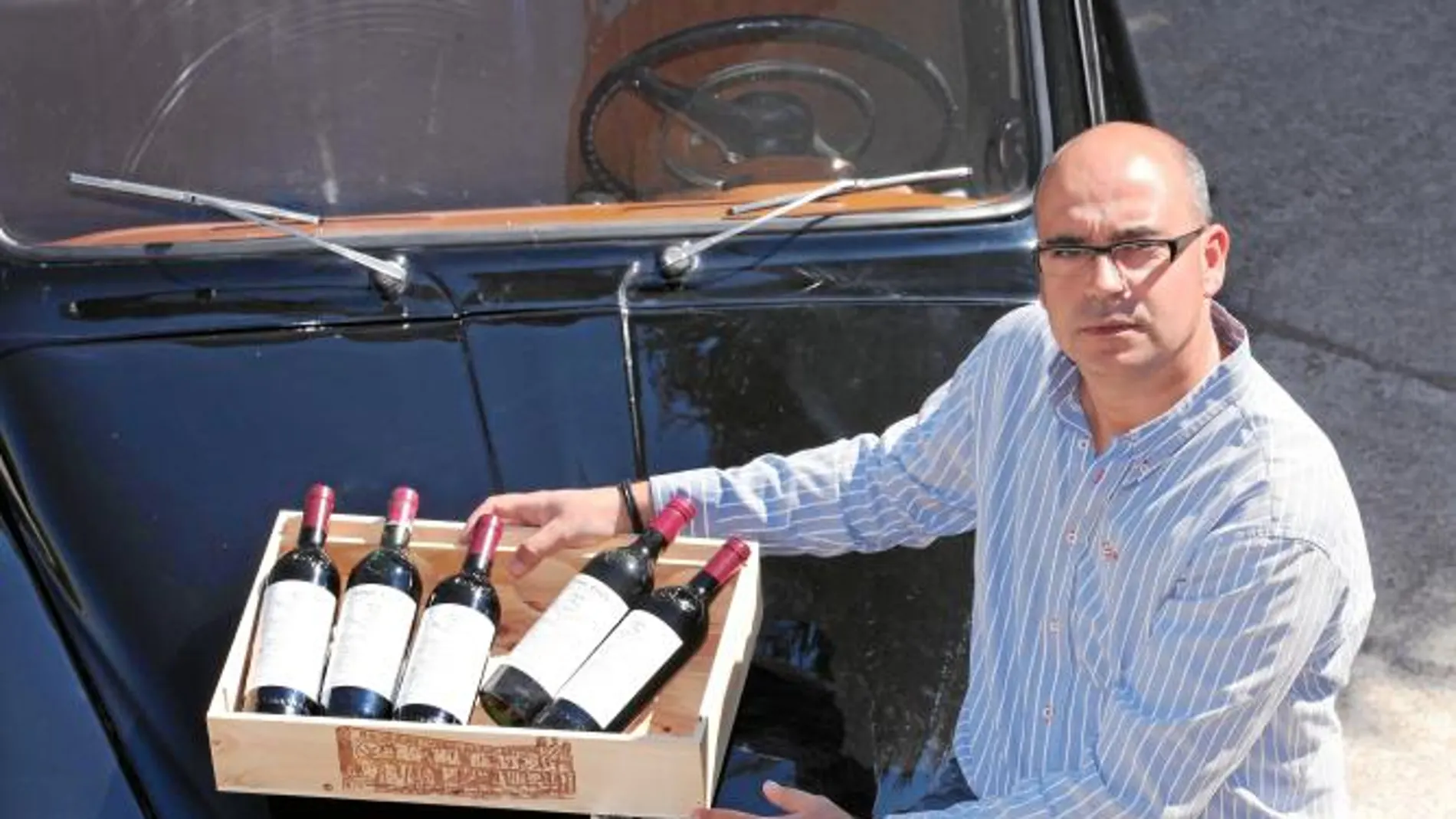 Une a su pasión por el vino la afición por los coches antiguos: «Tengo dos y el Seat 1400 modelo B es el preferido»