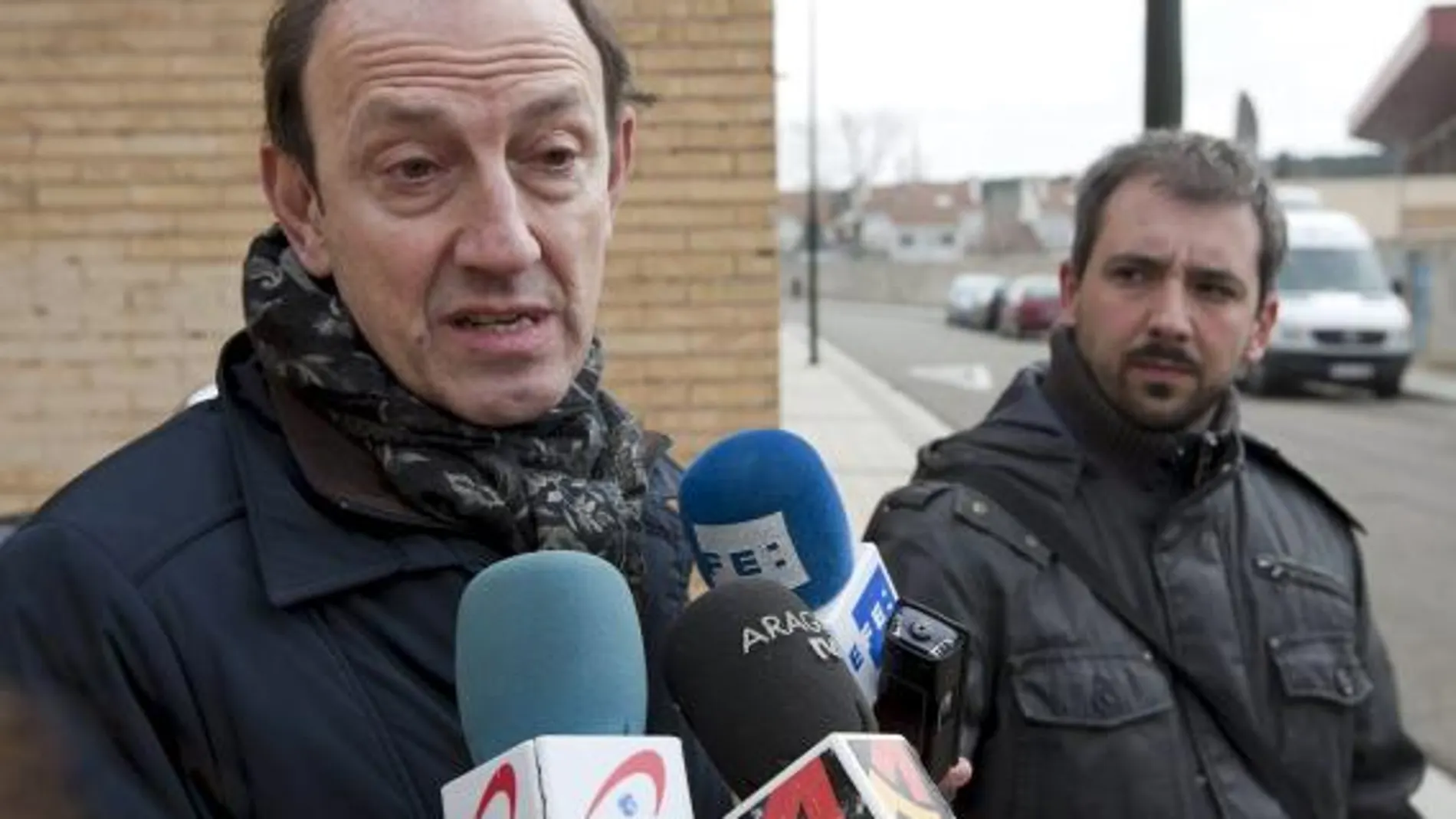 Jesús García Huici, abogado de las monjas del convento de clausura Santa Lucía de Zaragoza que ha sufrido el robo de miles de euros en metálico, atiende a los periodistas, a los que ha especificado que el montante total robado asciende a 400.000 euros y n