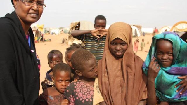 AshA nació en Somalia, pero desde hace más de veinte años, desde antes del desastre, vive en España. Ahora ha vuelto al campo de Dadaab para ayudar
