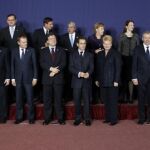 Los líderes europeos posan para la foto de familia al término de la primera jornada de la cumbre de jefes de Estado y de Gobierno de la UE que arranca en Bruselas, Bélgica