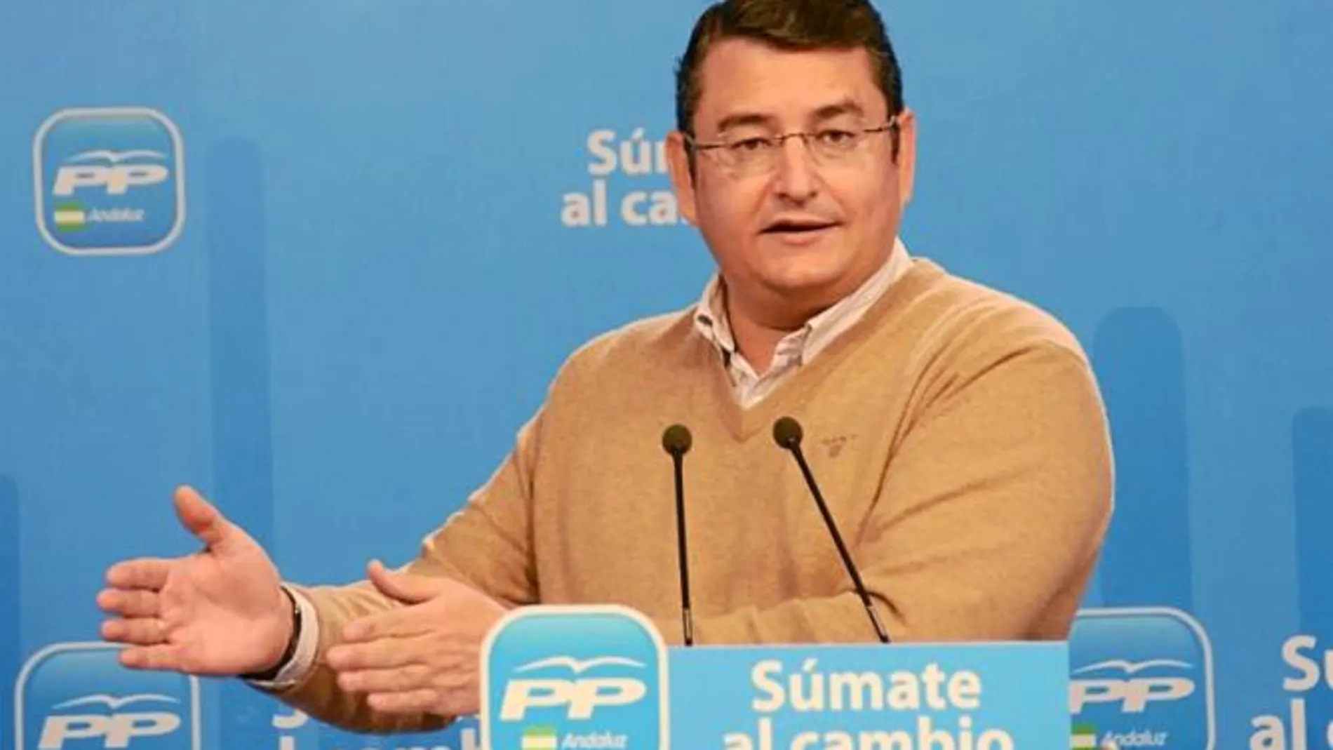 El secretario general del PP-A, Antonio Sanz, ayer, durante la rueda de prensa que ofreció en la sede de su partido en Sevilla