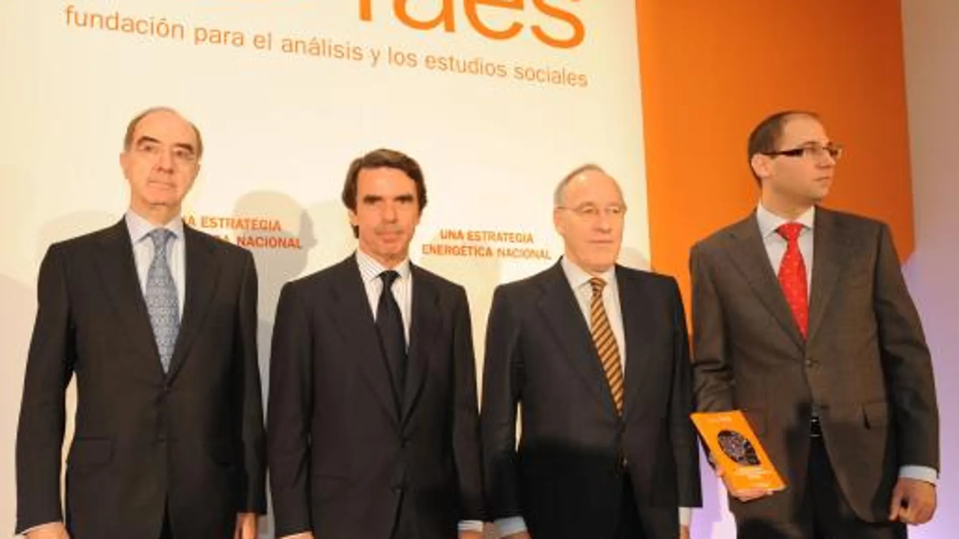 Aznar define la política energética del Gobierno de «juego de pegatinas»
