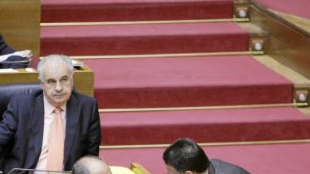 El conseller Castellano charla con el presidente Camps a la llegada de éste a la votación para aprobar la reforma estatutaria