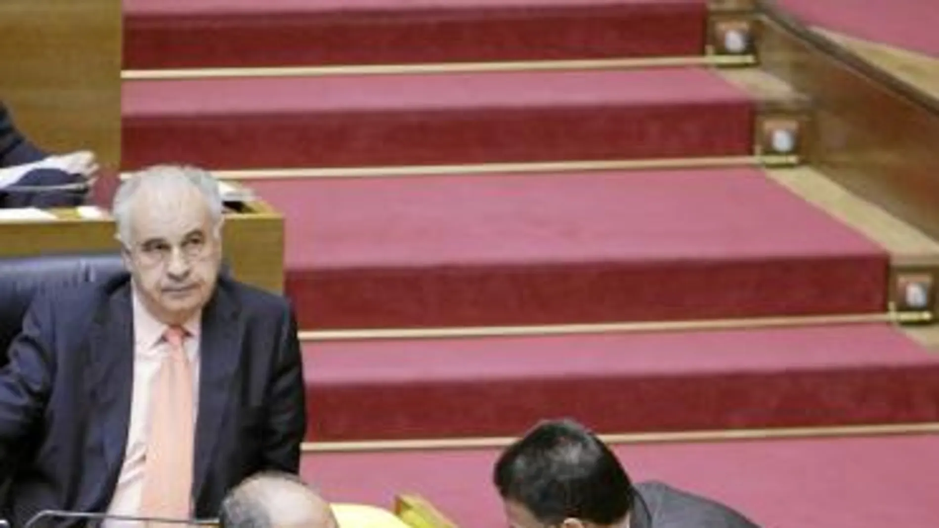 El conseller Castellano charla con el presidente Camps a la llegada de éste a la votación para aprobar la reforma estatutaria