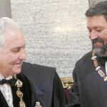 El ministro de Justicia, Francisco Caamaño, saluda al presidente del Supremo, Carlos Dívar, en el acto de ayer