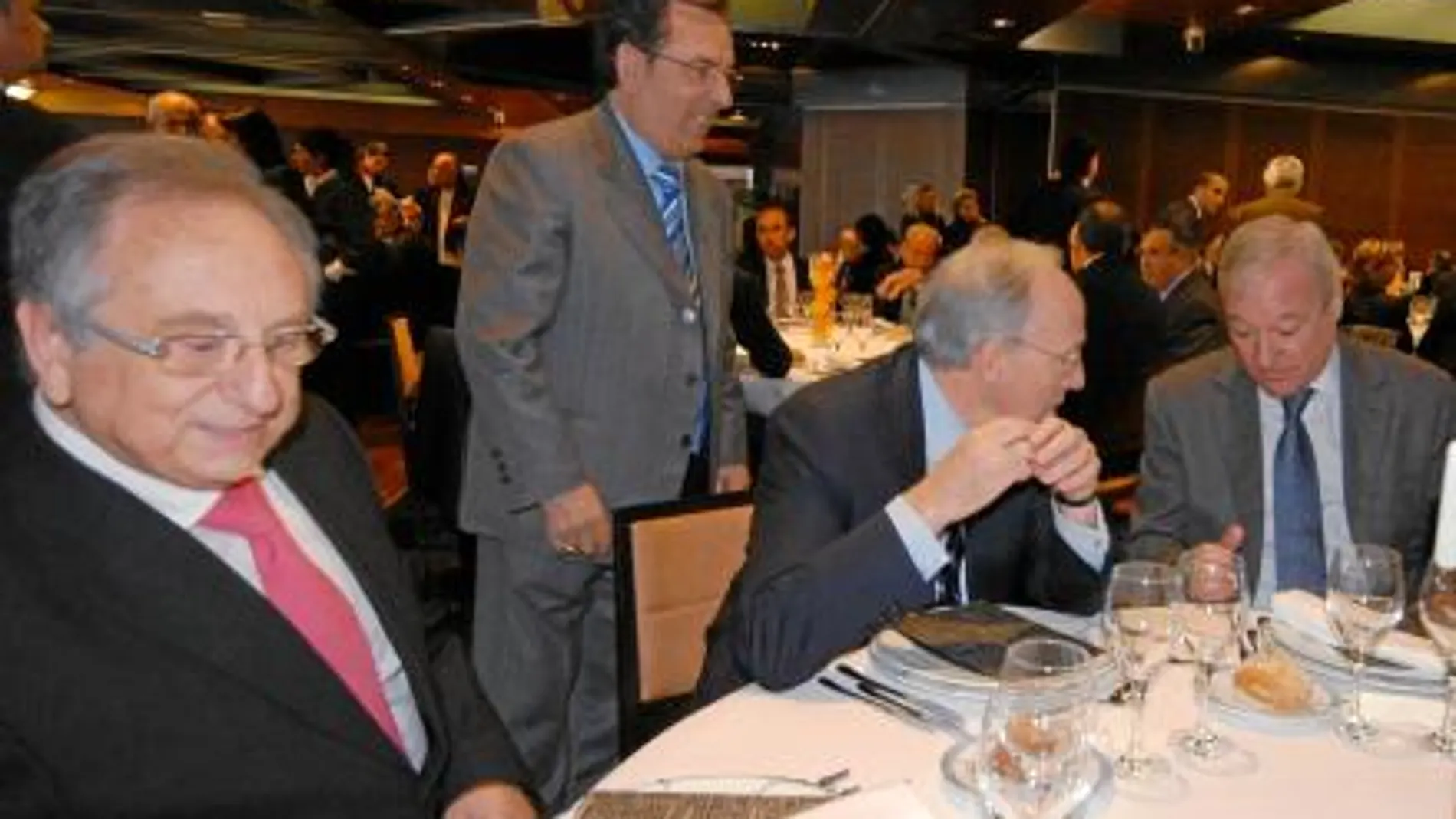 Pizarro y Valcárcel (derecha) compartieron mesa con los grandes empresarios de la Región de Murcia