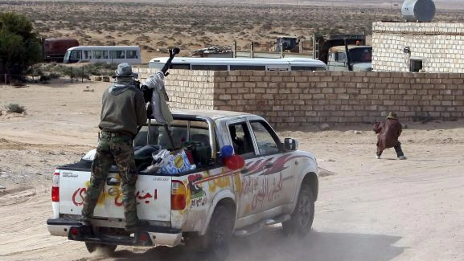 Milicianos en busca de seguidores de Gadafi en la localidad de Ras Lanuf