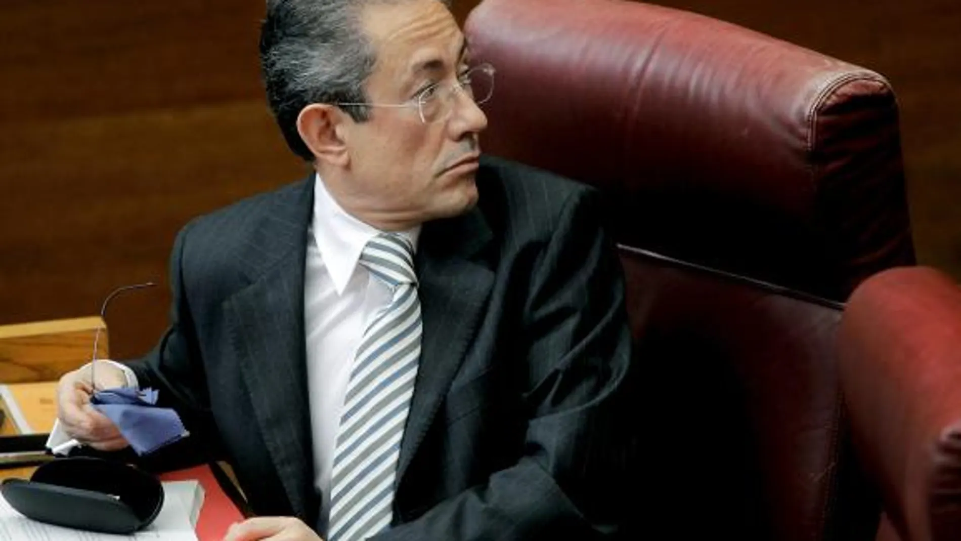 Ángel Luna, ayer, sentado en su escaño de las Cortes Valencianas