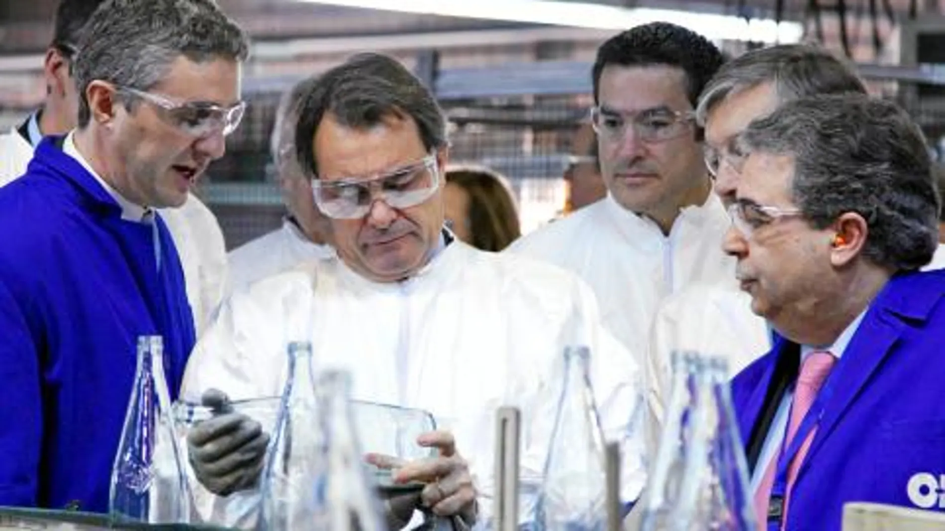 Mas inaguró ayer las nuevas instalaciones en Barcelona de O-I, dedicada a la fabricación de envases de vidrio