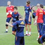 Del Bosque dirigió una suave sesión de entrenamiento. En la imagen, el seleccionador, con un balón en la mano, observa a sus futbolistas