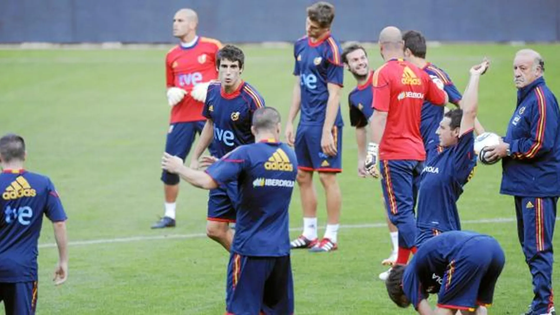 Del Bosque dirigió una suave sesión de entrenamiento. En la imagen, el seleccionador, con un balón en la mano, observa a sus futbolistas
