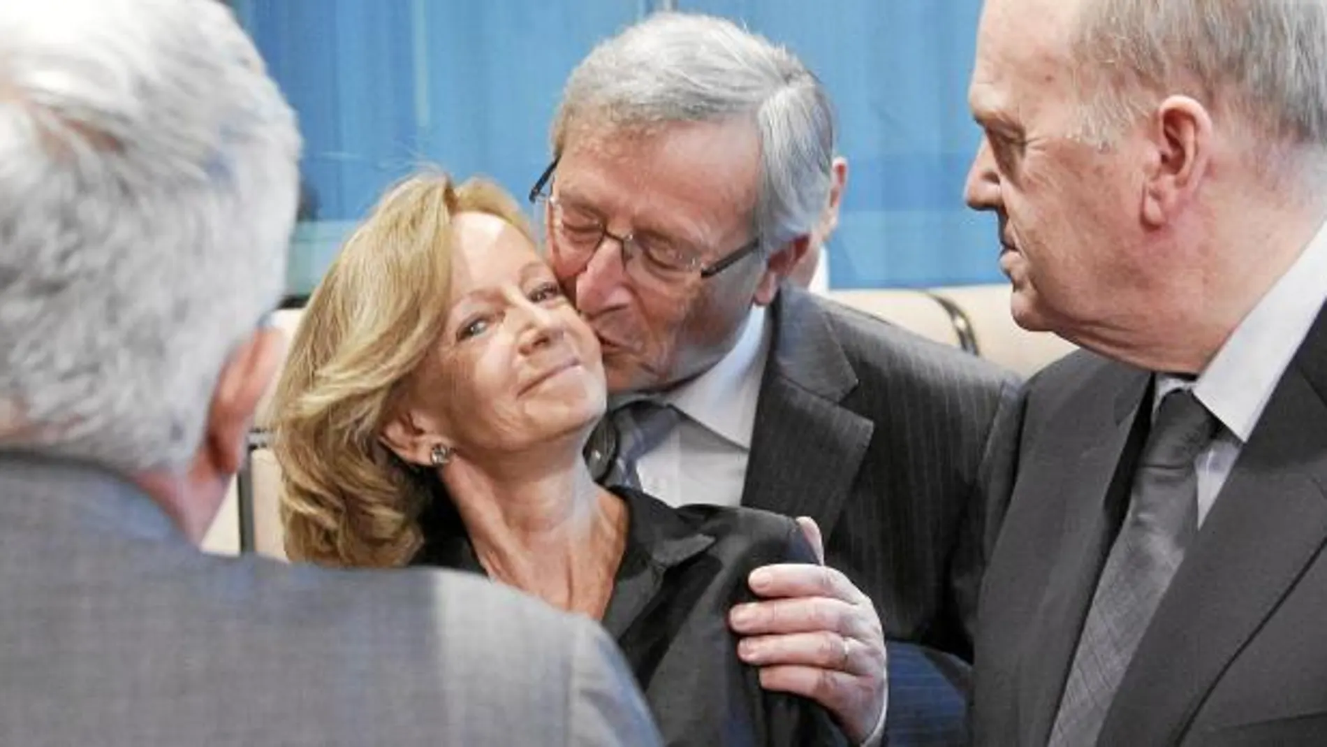 Juncker besa a Salgado en presencia de Giulio Tremonti y Michael Noonan