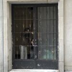 Imagen de los "okupas"en la puerta del teatro Albéniz