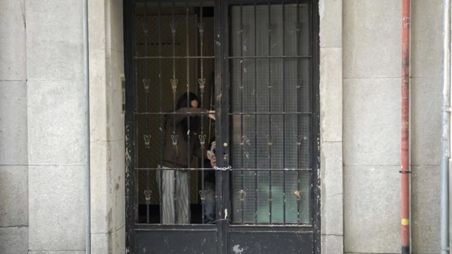 Imagen de los "okupas"en la puerta del teatro Albéniz