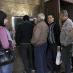 Clientes y empleados copan los bancos egipcios en su reapertura