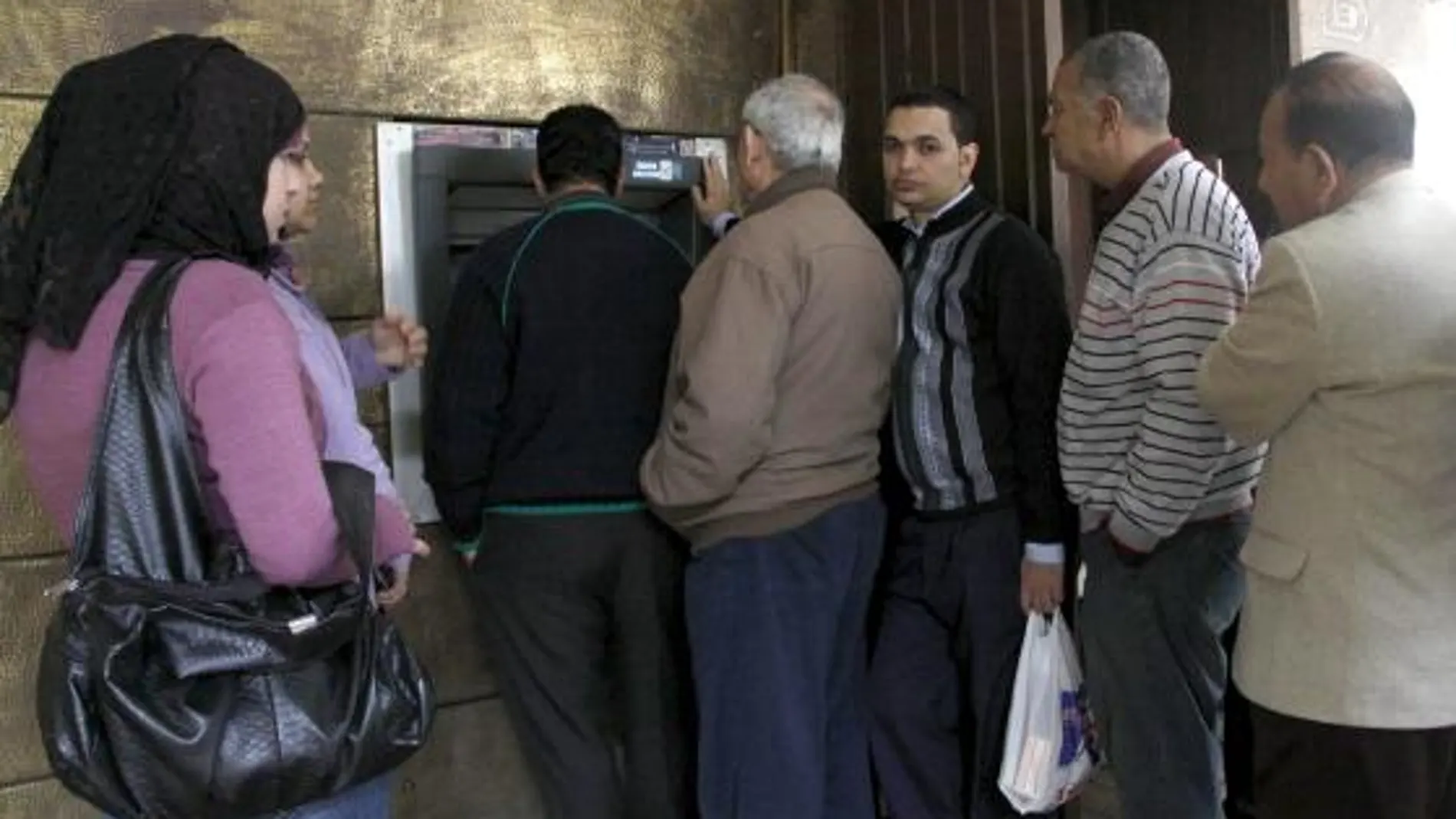 Clientes y empleados copan los bancos egipcios en su reapertura