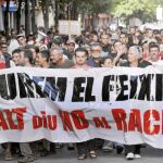 Los manifestantes mostraron pancartas contra el racismo y el fascismo