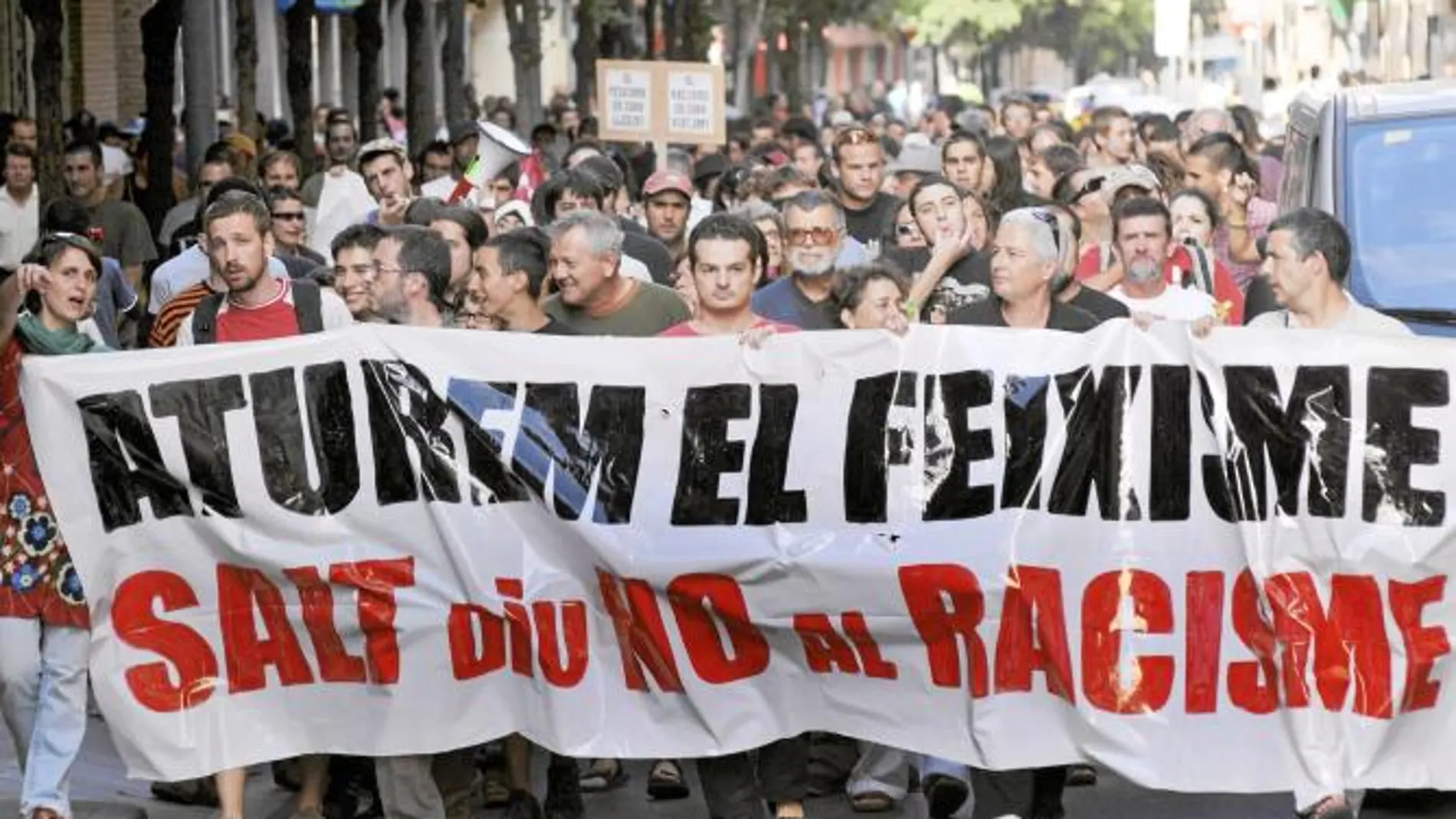Los manifestantes mostraron pancartas contra el racismo y el fascismo