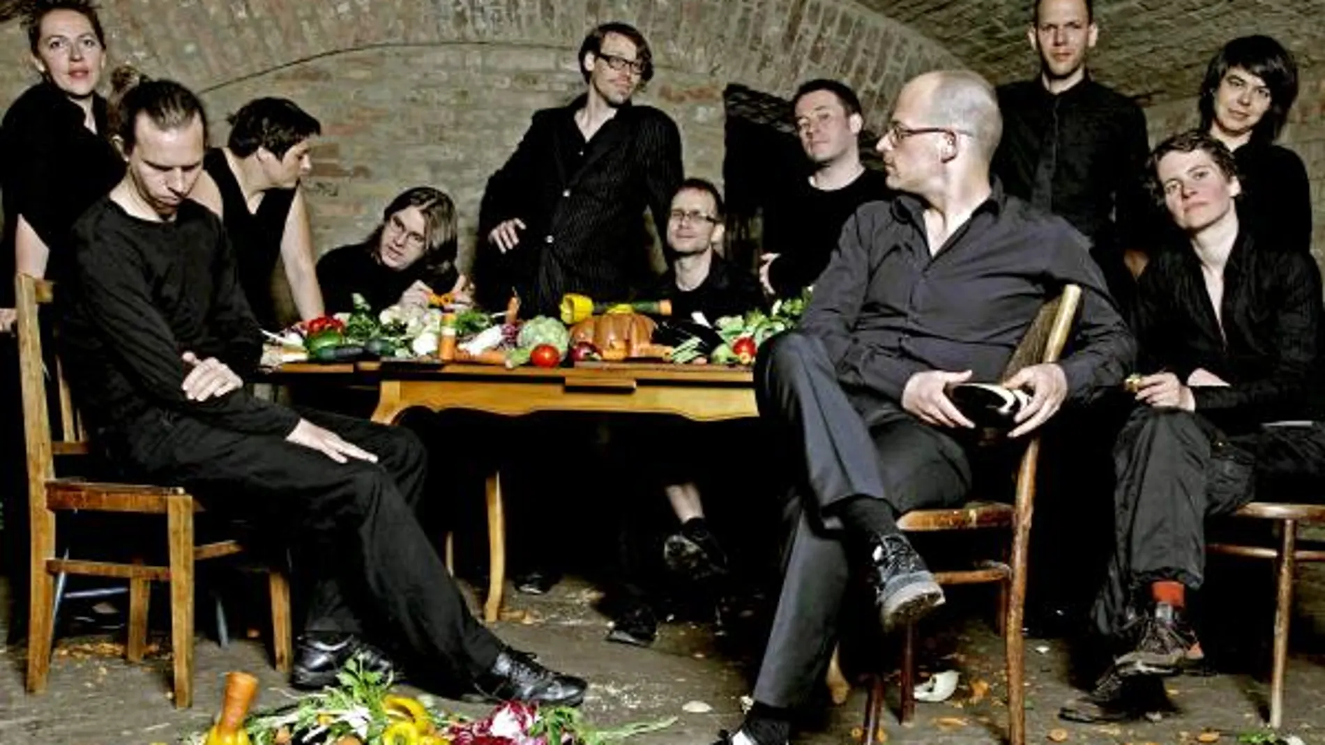 los 11 integrantes de la "Orquesta de las verduras