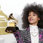 Esperanza Spalding posa con su premio a la Mejor nueva artista en la 53º edición de los Grammy
