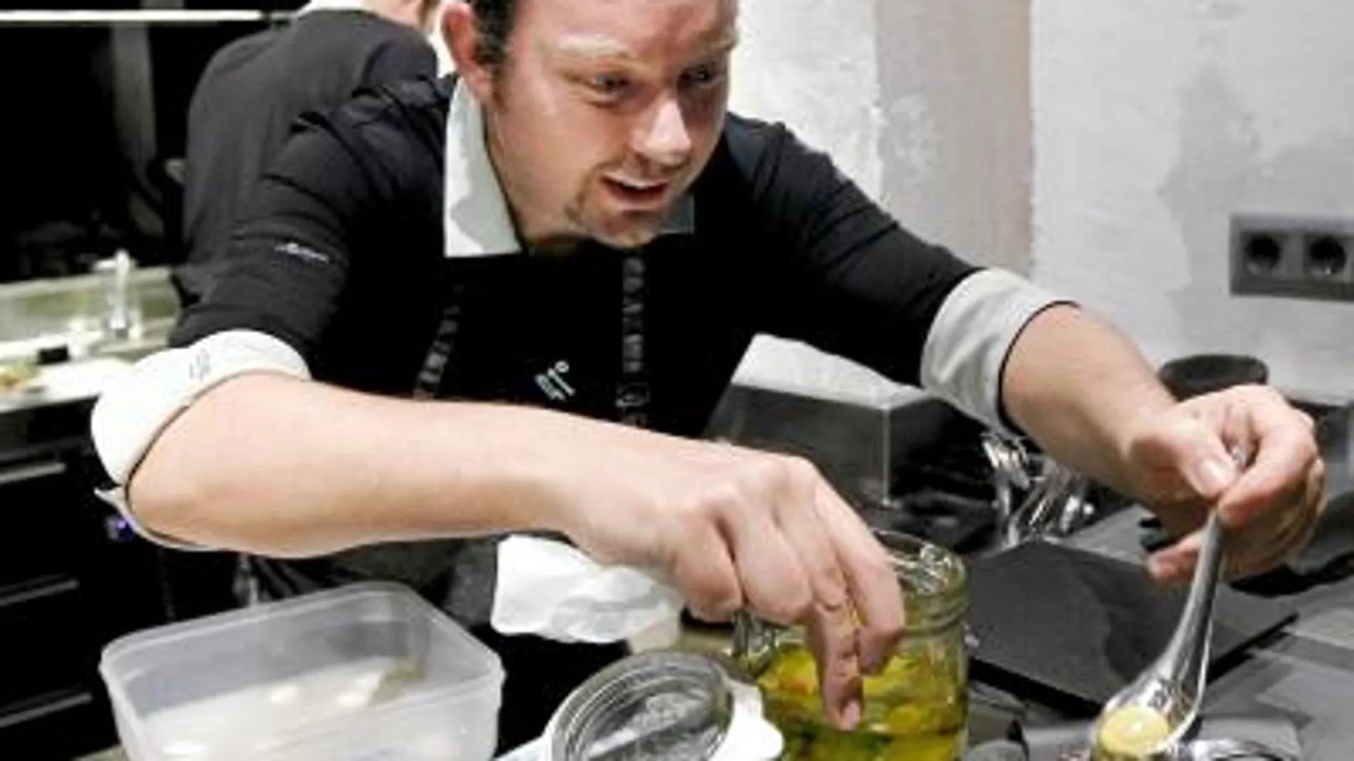 Albert Adrià, en la cocina del 41º mientras prepara uno de los «snacks»
