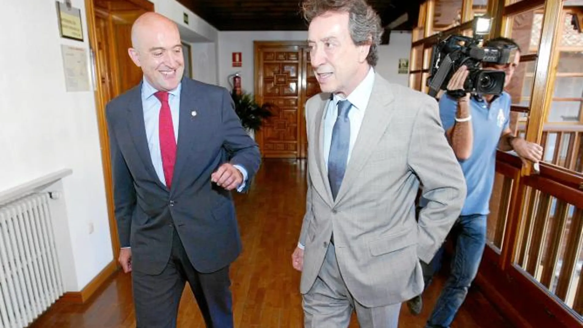 De Santiago-Juárez y Jesús Julio Carnero, tras la reunión que mantuvieron ayer en la Diputación de Valladolid