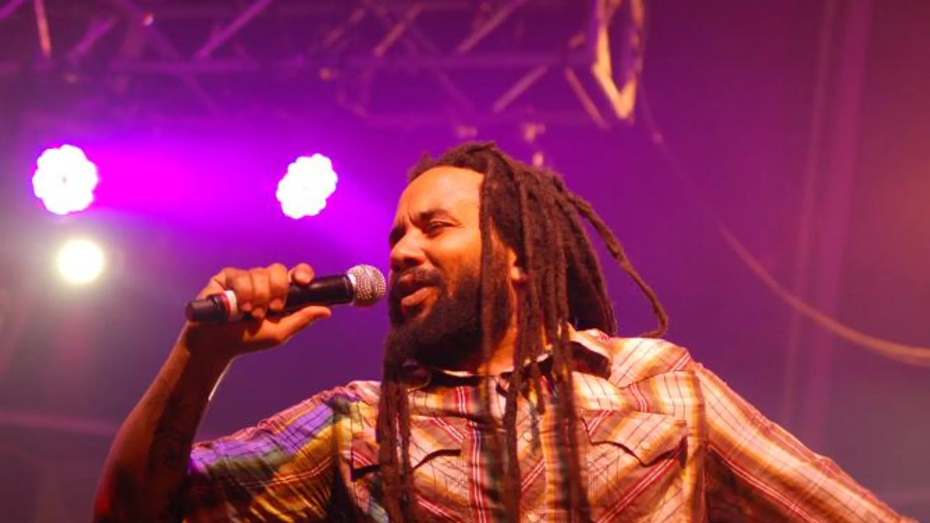 Kymani contagió su energía y su ritmo al público