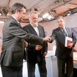 Juan Espadas y Juan Ignacio Zoido se estrechan la mano ante un indeciso Torrijos antes de un debate