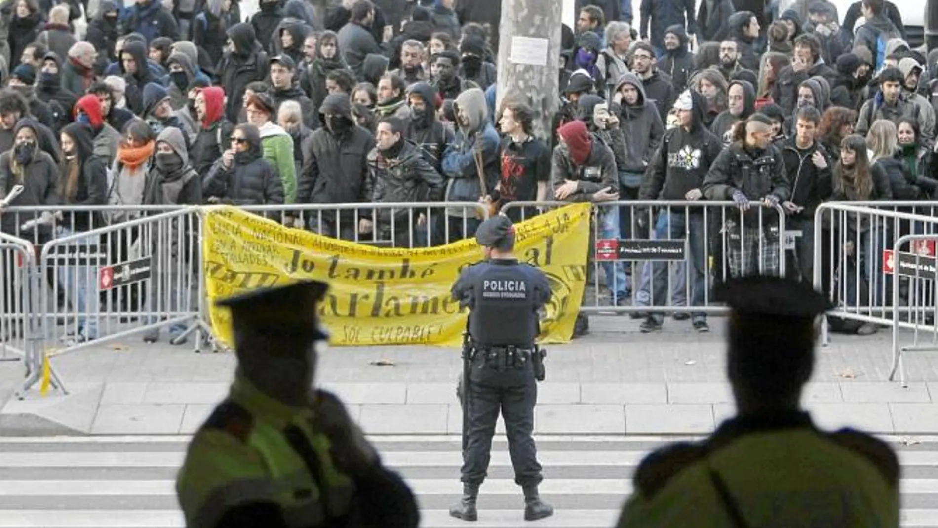 A la izquierda, los indignados frente a la Audiencia. A la derecha, la entrada del diputado invidente Josep Maria Llop