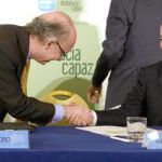 Cristóbal Montoro estrecha la mano de Arenas, ayer en Sevilla