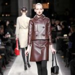La piel es una seña de la casa Loewe, que recuperó su clásico bolso maletín