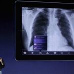 Steve Jobs junto a una imagen del iPad2