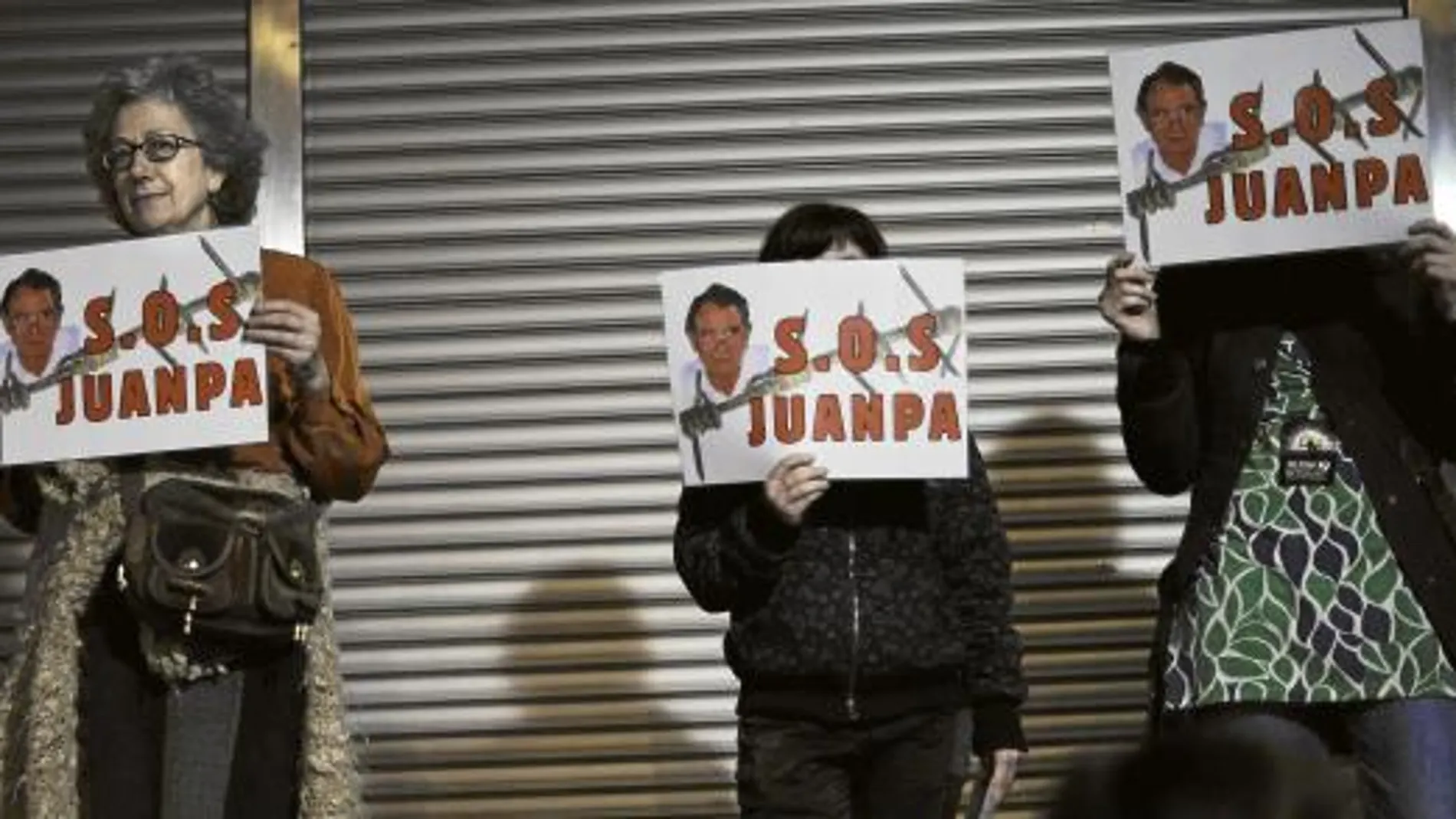 Algunos de los manifestantes con pancartas de apoyo a presos