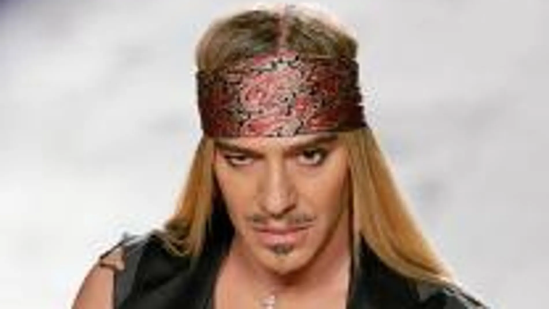 La pareja le confundió con un mendigo. «Yo soy el creador John Galliano», espetó él