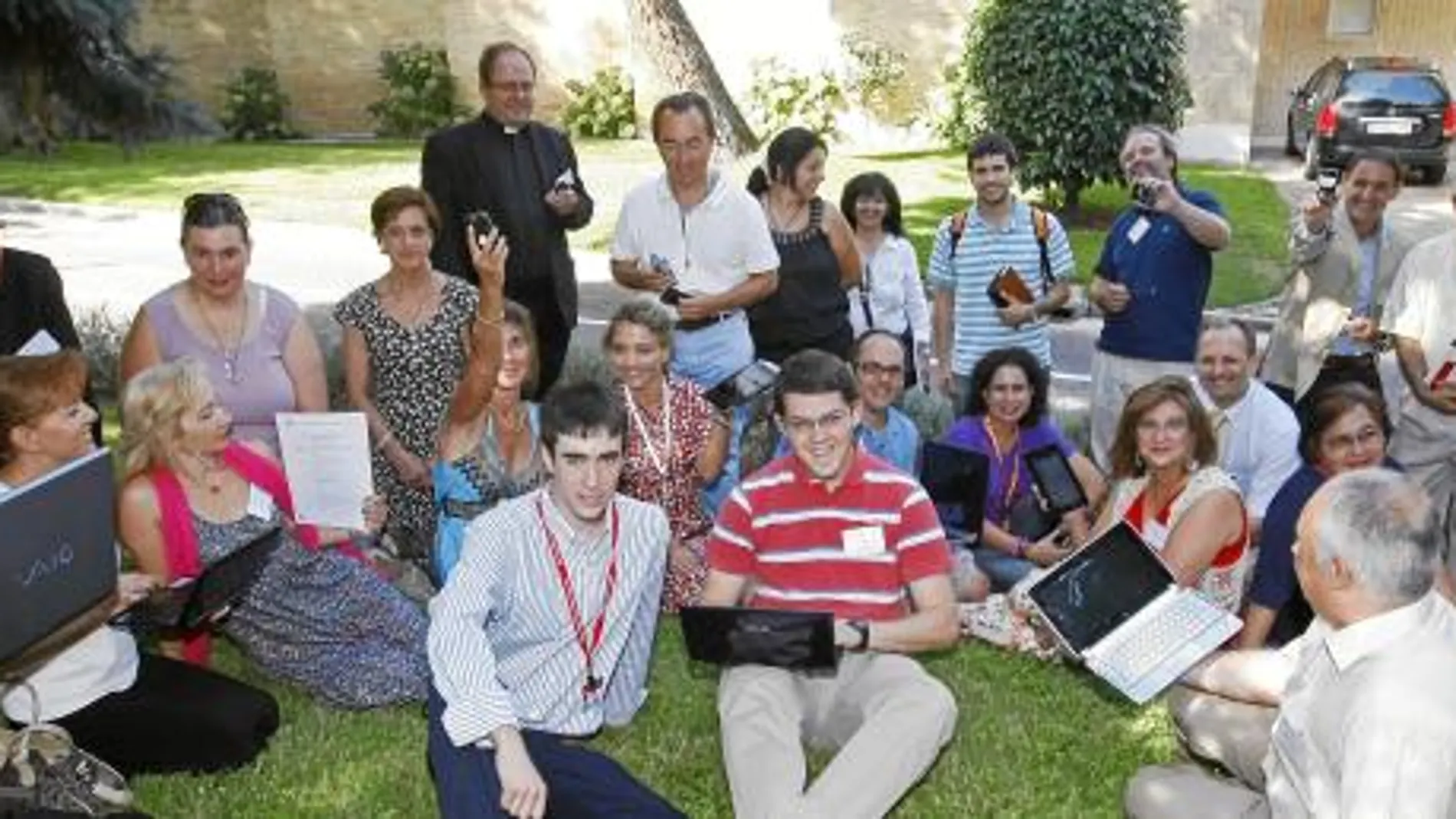 Casi medio centenar de «bloggers» se conocieron y compartieron sus vivencias en el Colegio Mayor Jaime del Amo