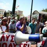 Varios funcionarios gritan consignas durante la protesta realizada en Atenas