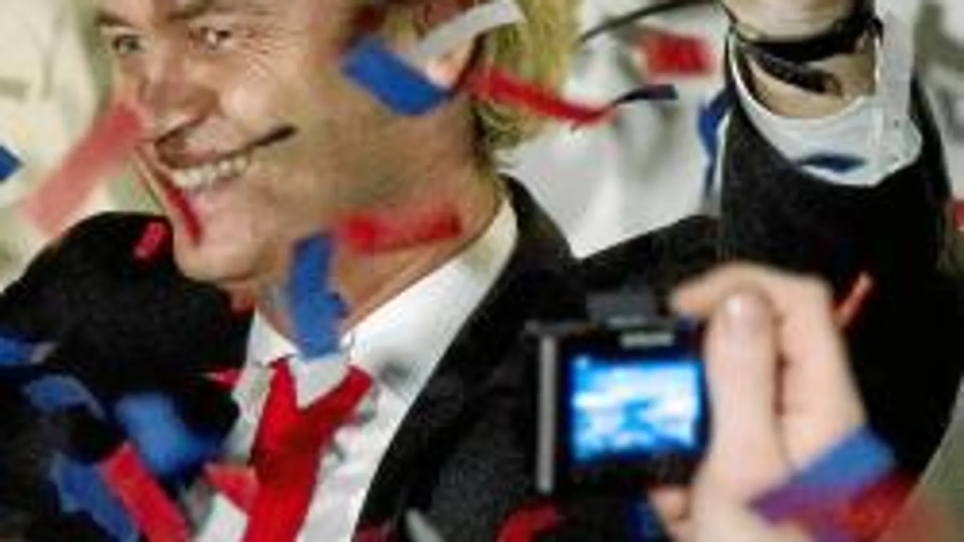 Geert Wilders, líder de la extrema derecha xenófoba holandesa, celebra los buenos resultados de su partido, que ha sumado 15 escaños más