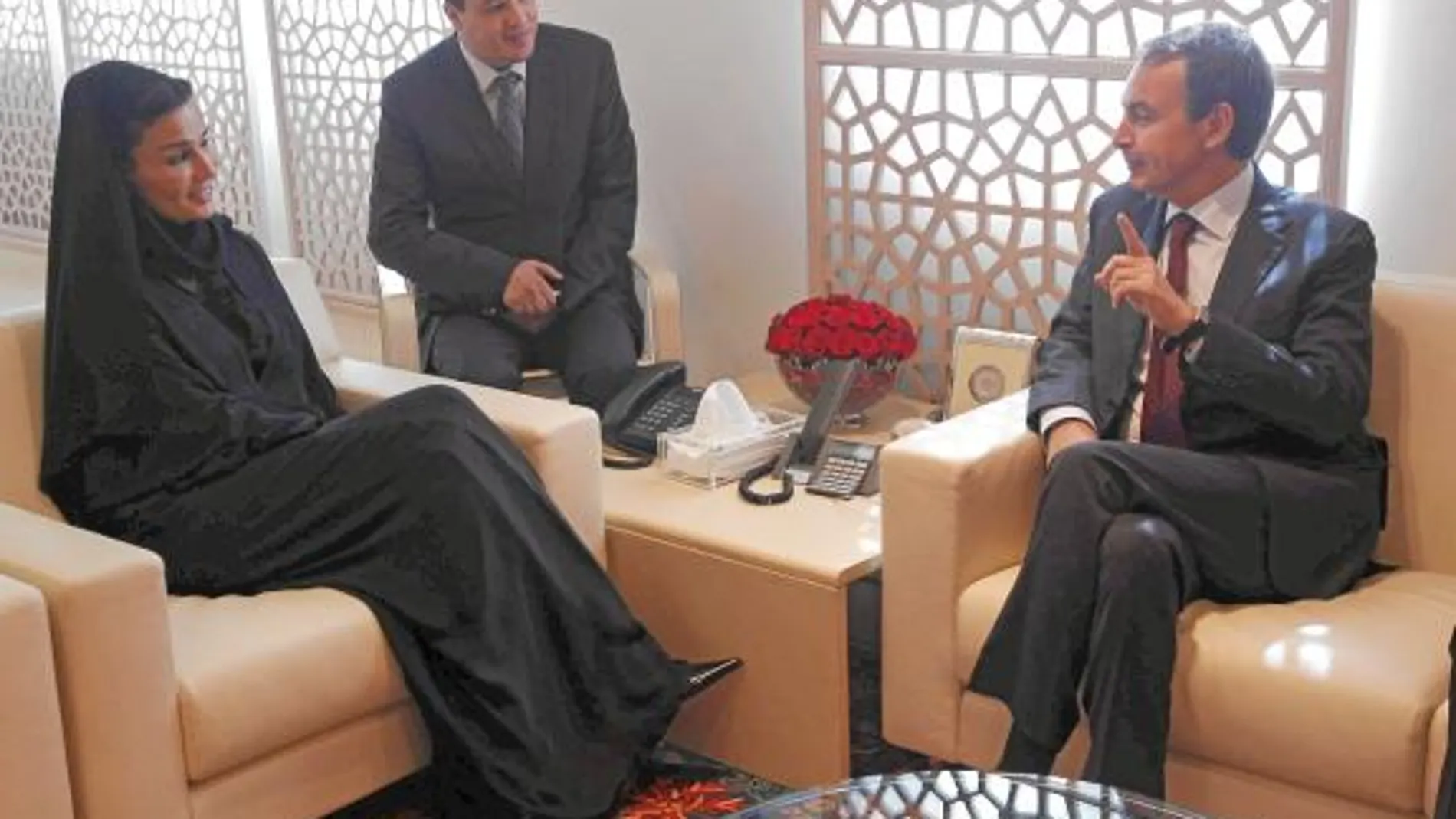 José Luis Rodríguez Zapatero conversa con la jequesa de Catar, Moza bint Nasser, en la sede de su Fundación