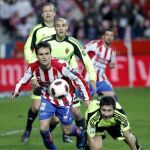 El sportinguista Ayoze García disputa un balón con Ander Herrera