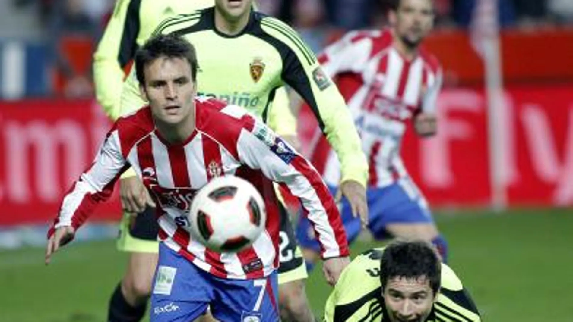 El sportinguista Ayoze García disputa un balón con Ander Herrera