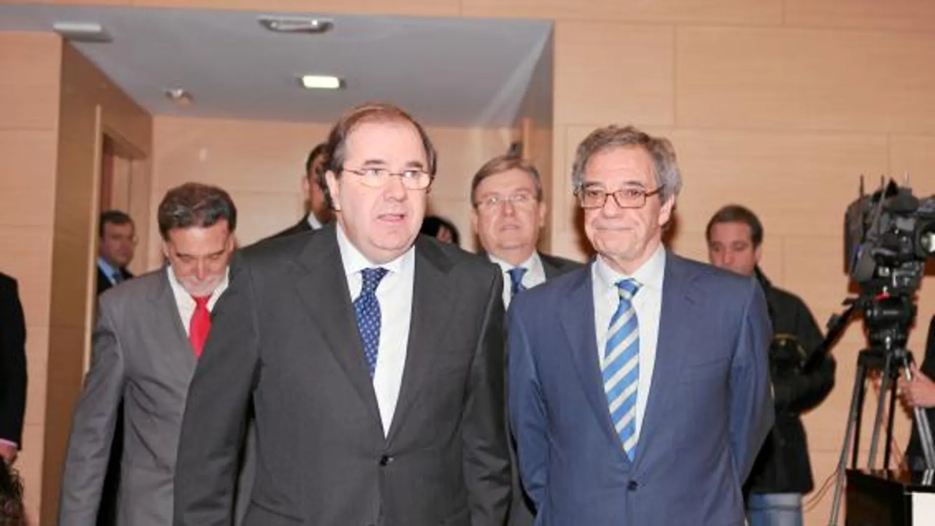 El presidente de la Junta, Juan Vicente Herrera, junto a César Alierta. Tras ellos, Miguel Alejo y Fernández Santiago