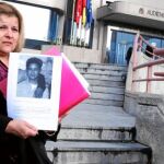 Las víctimas acudieron con sus familiares, en la imagen la madre de uno de los heridos