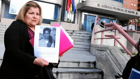 Las víctimas acudieron con sus familiares, en la imagen la madre de uno de los heridos