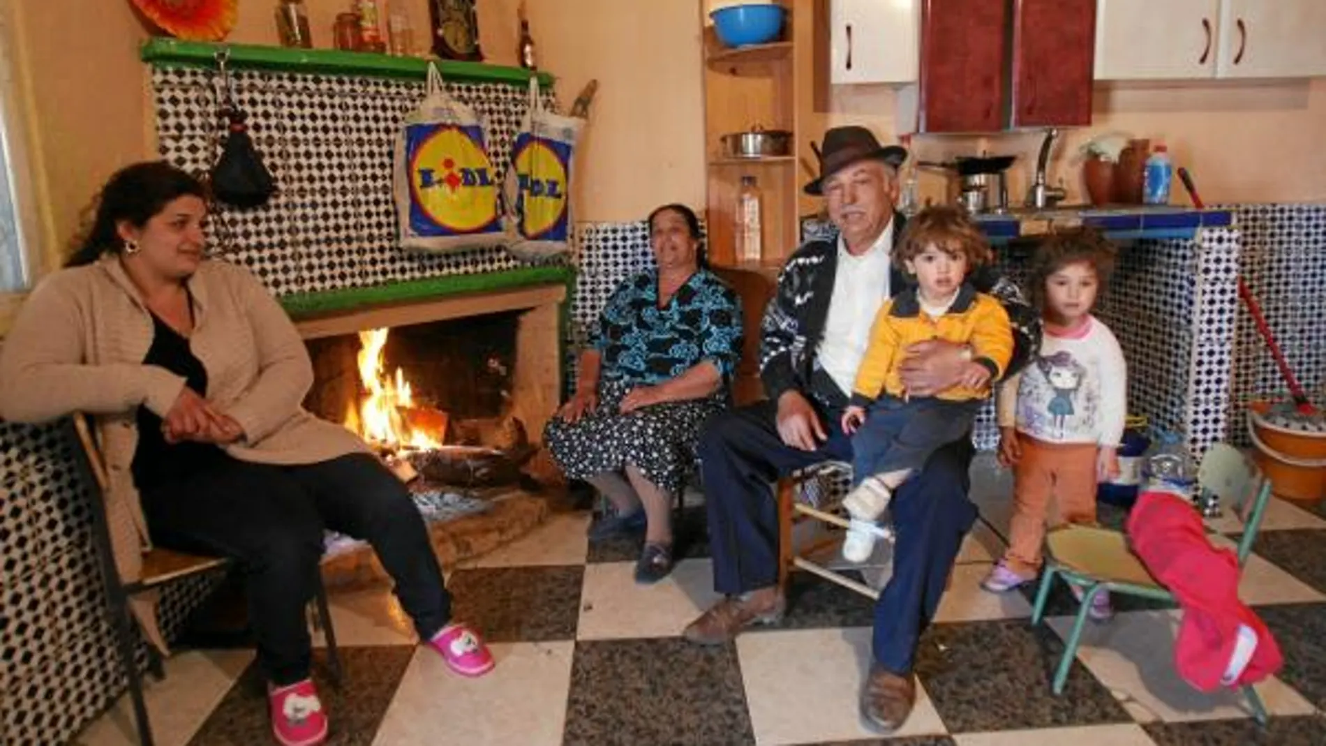 Genaro y su familia viven todos juntos en el Gallinero. Antes estuvieron en el Cañaveral. El patriarca se dedica a la venta de electrodomésticos.