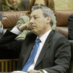 El consejero de Educación, Francisco Álvarez de la Chica, tiene la tarea de acabar con este tipo de infraestructruras