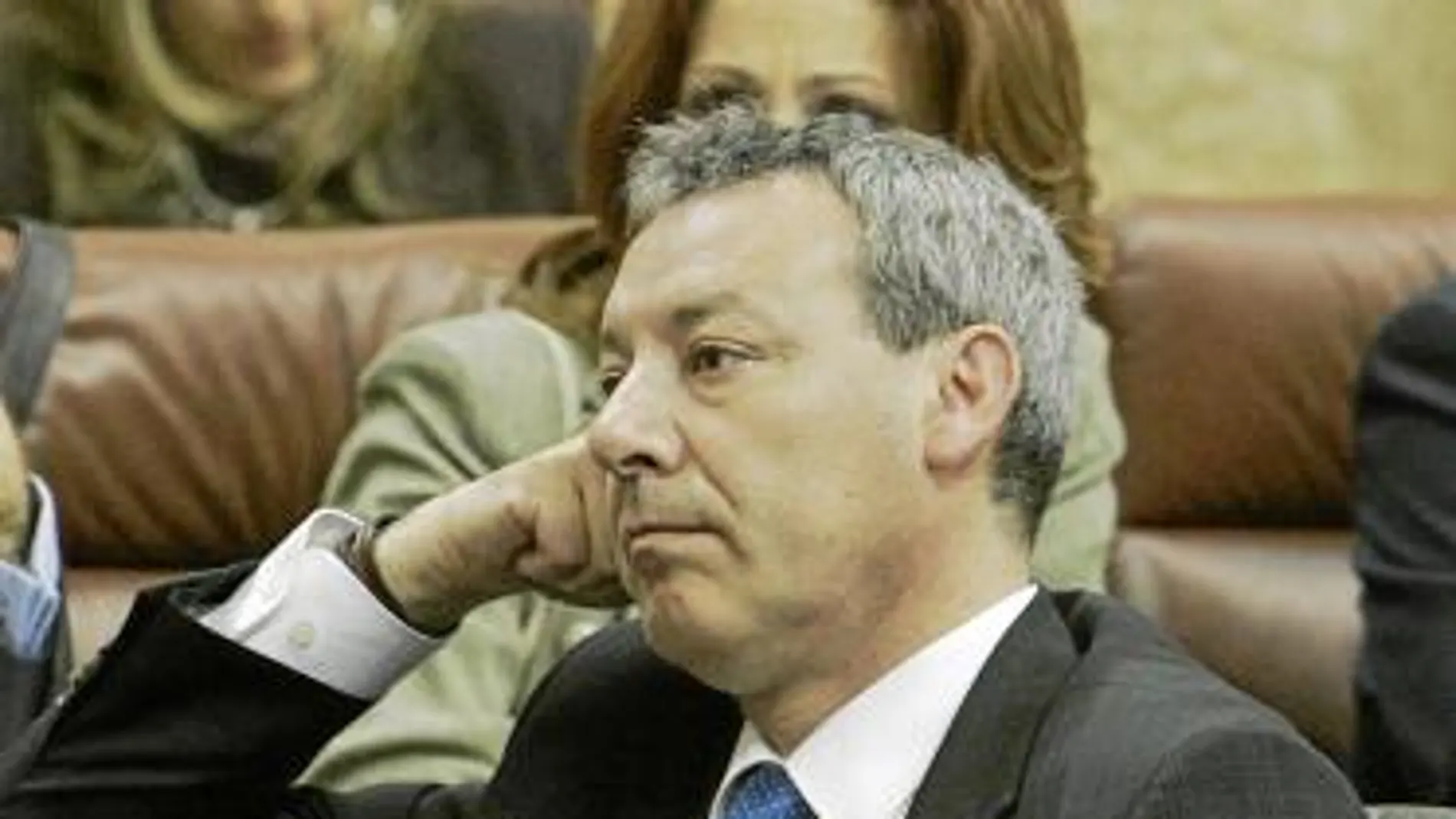 El consejero de Educación, Francisco Álvarez de la Chica, tiene la tarea de acabar con este tipo de infraestructruras