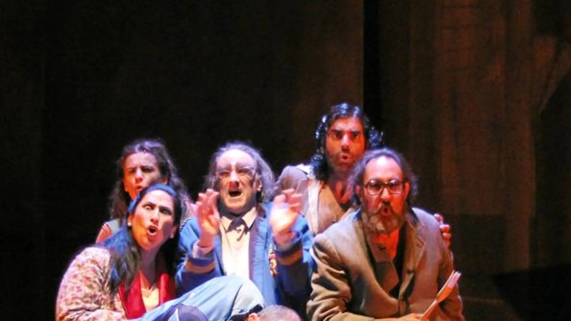 Ramón Fontseré, rodeado por varios intérpretes, en la obra