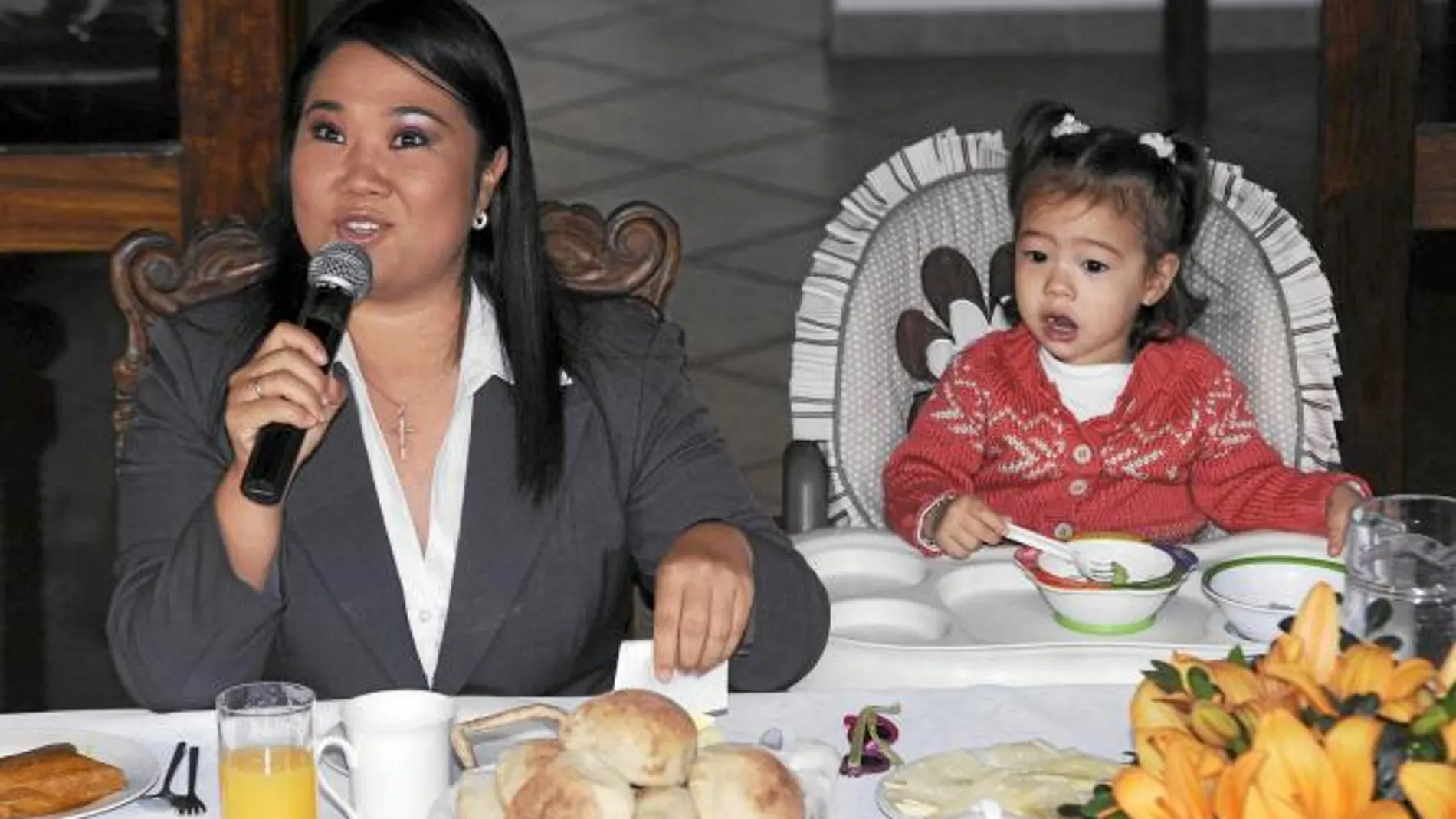 La candidata Keiko Fujimori desayuna en su casa junto a su hija mientras atiende a la Prensa antes de acudir a votar